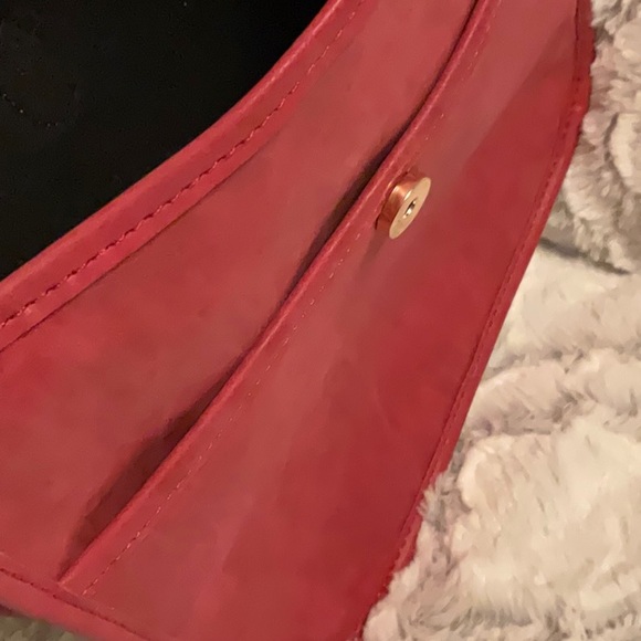 Leather purse adjustable strap can be worn cross body or not. - Picture 4 of 6